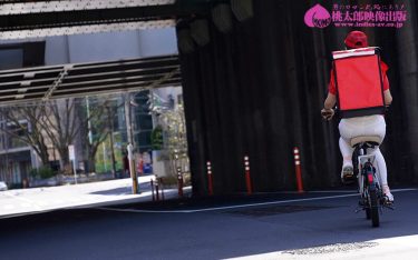 【レビュー】小梅えな：『巷でウワサの人妻出張感 男を惑わす肉感完熟デリバリー 敏感！乳首イキ！！内緒の爆乳Kカップ奥さまが疼いたカラダを満たす秘密のアルバイト 小梅えな』